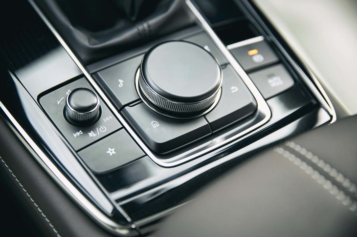 インフォテインメントシステムのスイッチ類は、シフトレバーの手前にまとめてレイアウトされている。