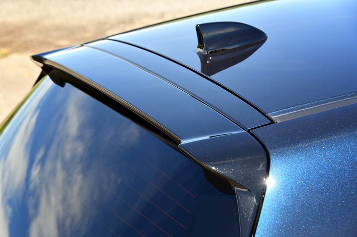 ルーフのリアエンドには専用のテールゲートスポイラーを装備。これが車体前後のリフトバランスを整え、より安全で気持ちのいい走りを実現する。