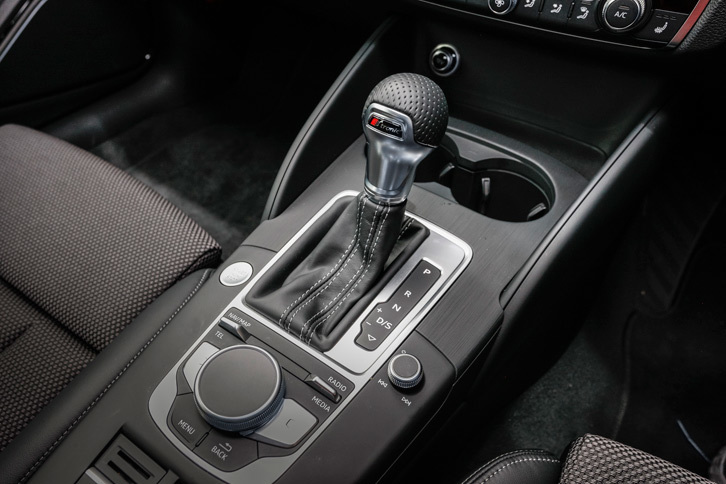 Sトロニックトランスミッションは従来の6段から7段へと変更。「Sラインパッケージ」装着車には、「S」のロゴをあしらった専用のシフトノブが備わる。