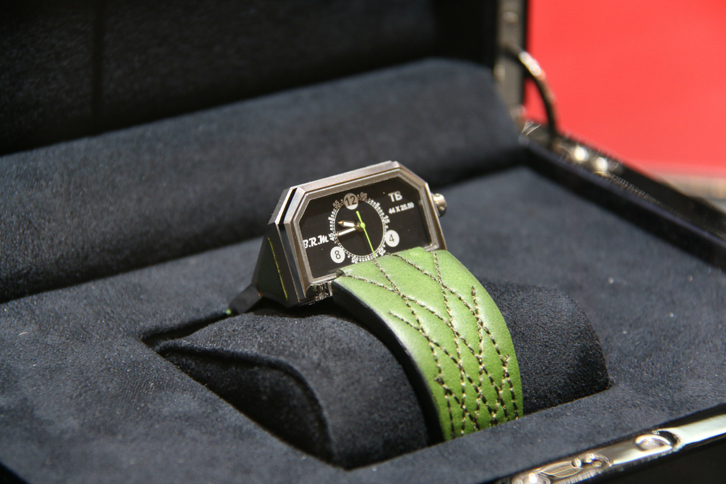 DSのフルEVコンセプトカー「E-TENSE」の公開に合わせてディスプレイされた時計メーカーB.R.Mのリストウオッチ。新興ブランドならではの自由なデザインが楽しい。