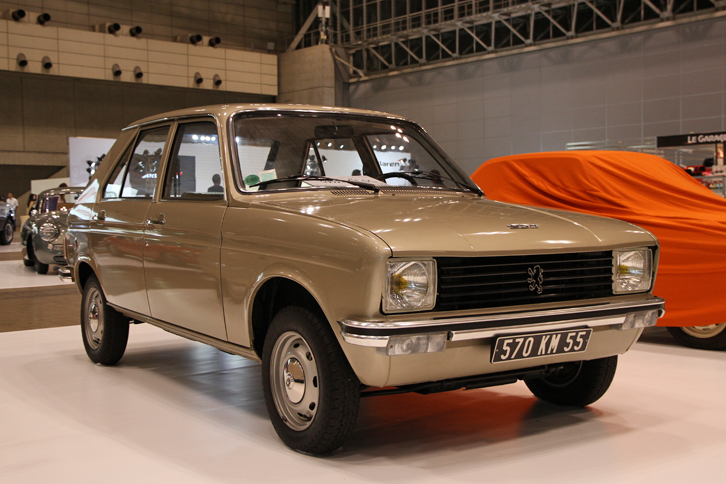 1977年「プジョー104」。72年のデビュー当初は独立したトランクを持っていたが、76年のマイナーチェンジでテールゲート付きの5ドアとなる。ベーシックモデルのエンジンは954cc直4で、1.1リッター／1.2リッター／1.4リッターもラインナップされていた。