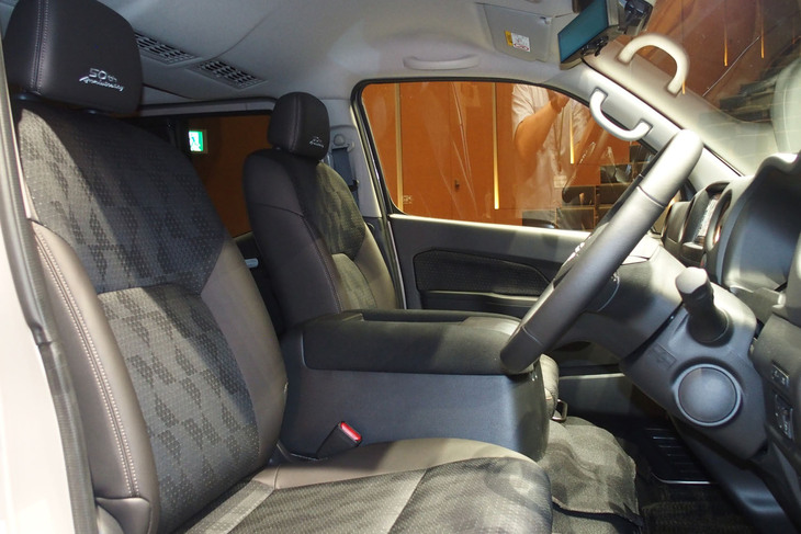 キャラバン50thアニバーサリー（運転席）