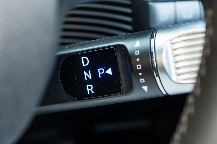 シフトセレクターはコラムレバー式。「D」が前、「R」が後ろなので、旧来のクルマから乗り換えた場合は注意が必要。