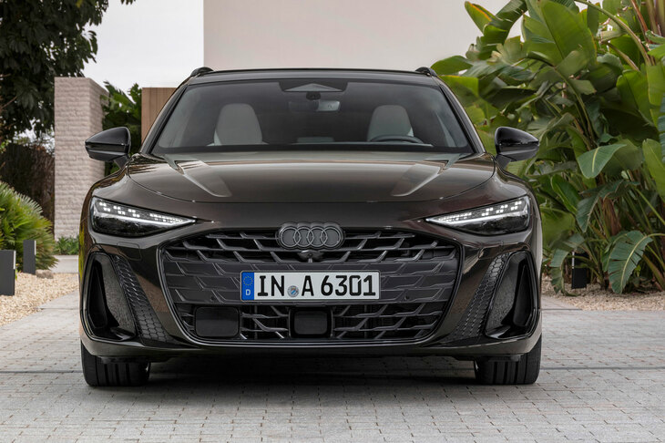 2025年3月に発表された新型「A6アバント」（セダンは同年4月発表）。　
	清水「スゴいね。顔のほとんどがグリルだよ」　
	ほった「最新モデルがこれってことは、アウディはオラオラ系のフロントデザインを、これからも貫いていく覚悟なのかもしれませんね」