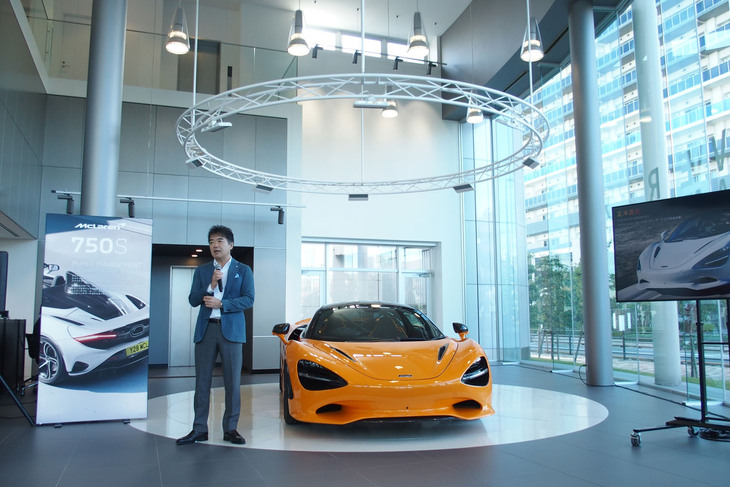 「マクラーレン750S」の発表イベントに登壇したマクラーレン・オートモーティブ・アジア日本代表の正本嘉宏氏。