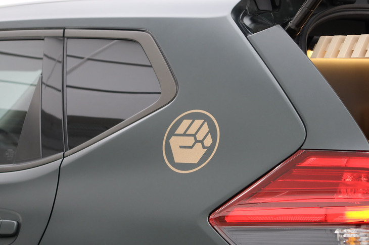 日産エクストレイル リマスタードコンセプト（Cピラー部のロゴマーク）