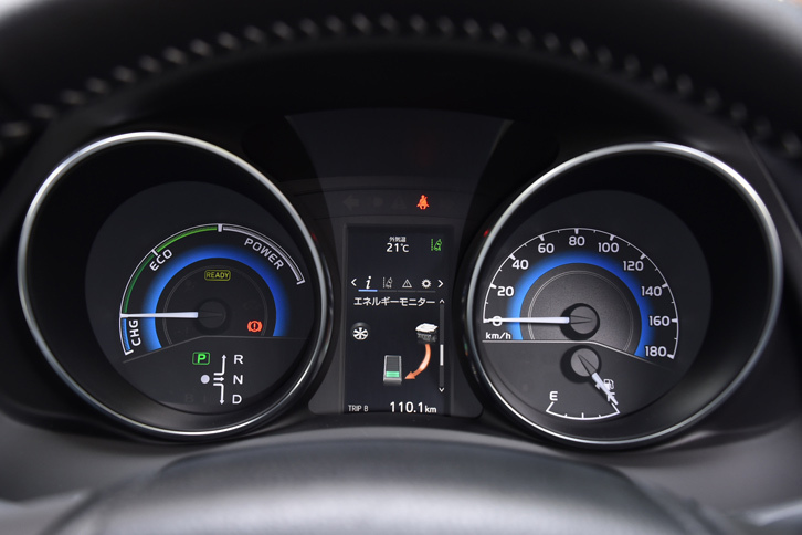 メーターは2眼式。ハイブリッド車ではエンジン回転計に代わってエネルギーフローメーターが装備されるほか、中央のインフォメーションディスプレイにもハイブリッドシステムの作動状態が表示される。