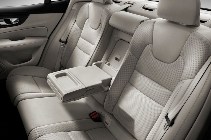 後席のニークリアランスは、先代よりも拡大された。写真は、今回試乗していない「インスクリプション」グレードのもの。