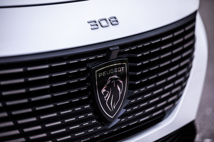 新デザインのエンブレムが中央に置かれたフロントグリル。エンブレムの素材には、運転支援システムのレーダー波を阻害しないインジウムが用いられている。