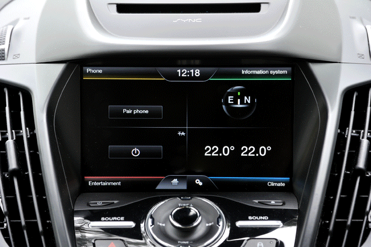 「クーガ」には音声やタッチスクリーンで各種機能を操作するインフォテインメントシステムが装備される。（写真をクリックすると、各機能の画面表示が見られます）