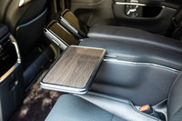 シートサイドに格納可能なテーブルは先代モデルにもあったが、転回したままで乗降可能になったところが新しい（押すと前後に動く）。