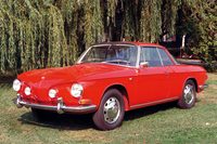 「タイプ1」のシャシーにカロッツェリア・ギアが手がけたクーペボディーを架装した「カルマンギア」。1955年にデビューしている。