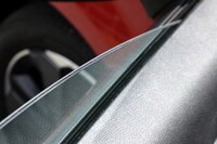 フロントのサイドウィンドウにはアコースティックガラスを採用。薄いガラスを2枚貼り合わせてある。