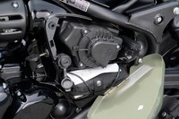 「スーパーメテオ650」や「ショットガン650」は、サイドカバーの内側にUSBポートを装備。あると便利な装備だが、なぜ350系と同じくハンドル／メーターまわりに設置できなかったのか……。