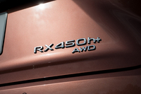 「RX450h＋“バージョンL”」の価格は2022年のデビュー当初から16万円アップの887万円。PHEVのため国をはじめとした各種補助金が受けられる。
