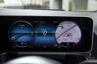 液晶タイプのメーターパネルは、左右および中央の表示内容を個別に変更できる。