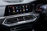 ディスプレイパネルのタッチや音声で車両設定や情報へのアクセスが可能となる「BMWインテリジェントパーソナルアシスタント」も標準装備されている。