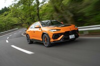 0-100km/h加速のタイムは3.3秒で最高速は306km/h。世界最速SUVの座を争う。