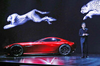 2016年のロサンゼルスオートショーより、コンセプトカー「RXビジョン」と前田育男氏。