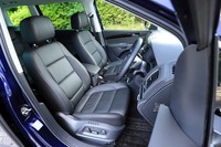 前席はアルカンターラとレザーのコンビ表皮となるヒーター付き電動シートが標準装備される。