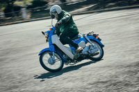 シートについては、ウレタン素材と底板の形状を見直すことで、快適な座り心地と足つき性の良さを実現。ドライブチェーンをサイズアップして耐久性アップと長寿命化を図るなど、“本領”である機能性の向上も抜かりない。