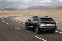 「Q8」には「オールホイールステアリング」もオプションで設定されている。低速域では後輪を前輪と逆方向に、高速域では同方向に操舵することで、取り回し性と操縦安定性が高められる。