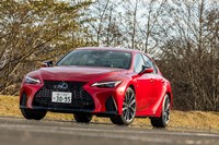 ロー＆ワイドなたたずまいが強調された「レクサスIS」。マイナーチェンジを機に、すべての外装パネルが変更されている。
