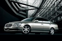 2001年1月に登場した4代目「日産シーマ」（写真）は、世界初の車線維持機構「レーンキープサポートシステム」で話題となった。