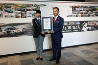 ギネス公式記録認定証を送られるポルシェ ジャパンの七五三木敏幸社長（写真右）。