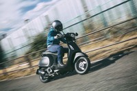 べスパの現行ラインナップの中で、唯一角型のランプを備える「スプリント150」。光源は最新モデルらしくLED式となっている。