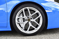 タイヤサイズは前が245/35ZR19で、後ろが305/35ZR19。カーボンセラミックブレーキはオプション。