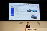 トヨタとのアライアンスについて言及する鈴木社長。いわく「トヨタは競争するうえでのライバルであり、パートナーでもある。これからもお互いを尊重し合ってやっていくつもりです」。スズキは海外で、「フロンクス」や「バレーノ」もトヨタに供給している。