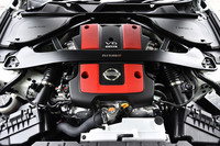 エンジンについては排気系をチューニングするとともに、専用のECUを採用。最高出力を355psに高めるとともに、高回転域まで途切れることなく伸びるエンジンフィールを実現している。