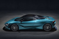 クーペと同じ0-100km/h加速2.9秒、0-200km/h加速7.9秒、最高速度341km/h（ルーフクローズ時）という実力。オープン時の最高速度は325km/hとなる。