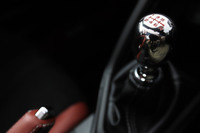 6段MT車にはチタン製の専用シフトノブが備わる。