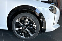 タイヤサイズは205/45R17。展示車はミシュランの「プライマシー」を履いていた。フェンダーアーチのガーニッシュは、SUVやクロスオーバーに多く見られるものを踏襲している。