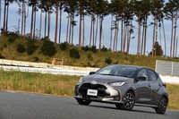 ボディーカラーは、ピンク系やイエロー系を含む全12色。このうち6色には、ブラックまたはホワイトのルーフを組み合わせたツートンカラーも用意され、計18種類となる。