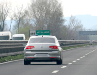 「フォルクスワーゲン・パサート」の公用車が、回転灯を光らせて追い越し車線を疾駆する。これは2017年に撮影したもの。