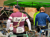 いにしえの選手のごとく、スペアのチューブを肩にかけて走るエントラントも。