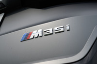 テールゲートに貼られた「M35i」のバッジ。3世代・15年の歴史を持つ「X1」だが、Mモデルが設定されるのはこれが初となる。