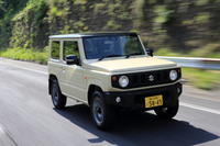 従来モデルと比べると、オンロードでのマナーも大幅に改善された現行型「ジムニー」だが、それでも運転にはコツが必要。でも、そこがいいのである。