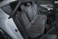 初代のデビュー時に2人掛けだった後席は、新型では3人掛けとなっている。背もたれは40：20：40の3分割可倒式。