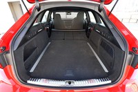 後席の背もたれを倒して荷室容量を最大化した状態。写真では、前席と空間を隔てるネットを展開している。