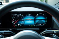 メルセデスが新型電気自動車「EQA」を発売　取り回しのしやすいサイズのSUV型EVの画像