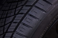 3つ並んだ長方形のくぼみが「アライメント・インジケーター」だ。この摩耗度合いを見ることで、ドライバーが自らホイールアライメントをチェックできるようになっている。