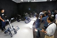 ヤマハのLMW商品群。左手前に見えるのは、2017年の東京モーターショーに出展されたコンセプトカー「トリタウン」だ。