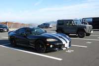 取材先の駐車場にて、記者の「バイパー」と、他媒体の編集部員が乗ってきた「スズキ・ジムニー シエラ」。この2台、維持費はどのくらい違うんだろう？　計算したいような、したくないような……。