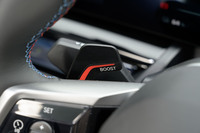 ステアリングパドルは左側のみに装備。これを引くと10秒間のブースト機能が作動する（運転中かつアクセルを踏んでいるときのみ）。