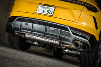 マットシルバーに塗装されたリアバンパーは、アンダーガードのようにもディフューザーのようにも見えるが、フロアの下まではカバーしていいない。