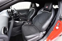 「GRヤリスRZ“ハイパフォーマンス”」のプレミアムスポーツシート。ホールド性だけでなく質感の高さも追求されている。